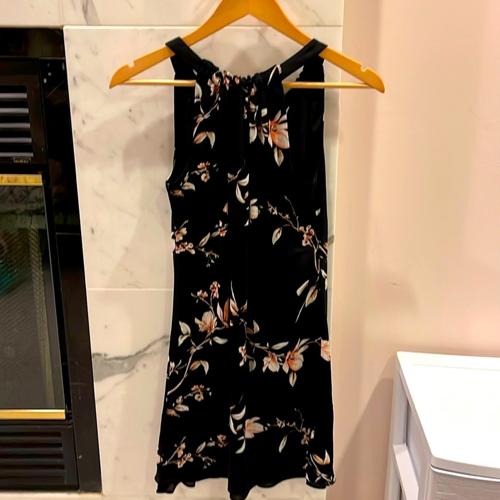 White House Black Market Floral Dress. NWOT NEW NEVER Worn size 0P